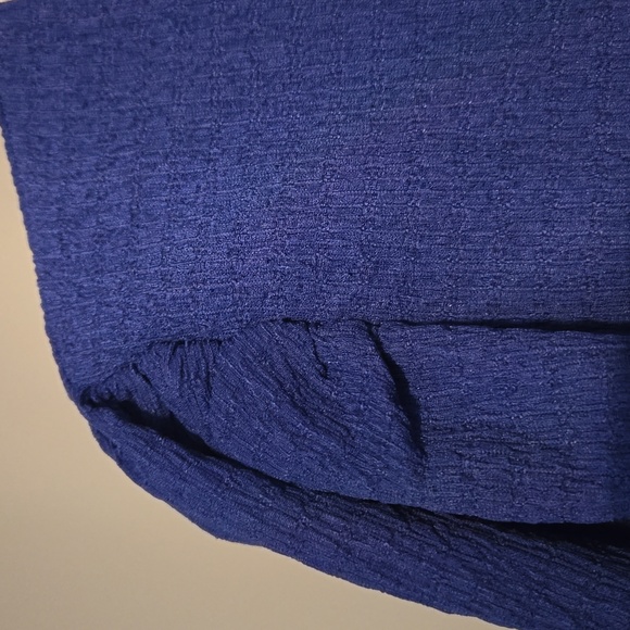 Royal blue v-neck top. Ladies xl - Picture 3 of 4